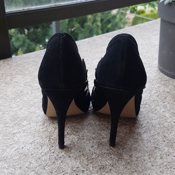 Black Scalloped Heels - Picture 3 of 6
